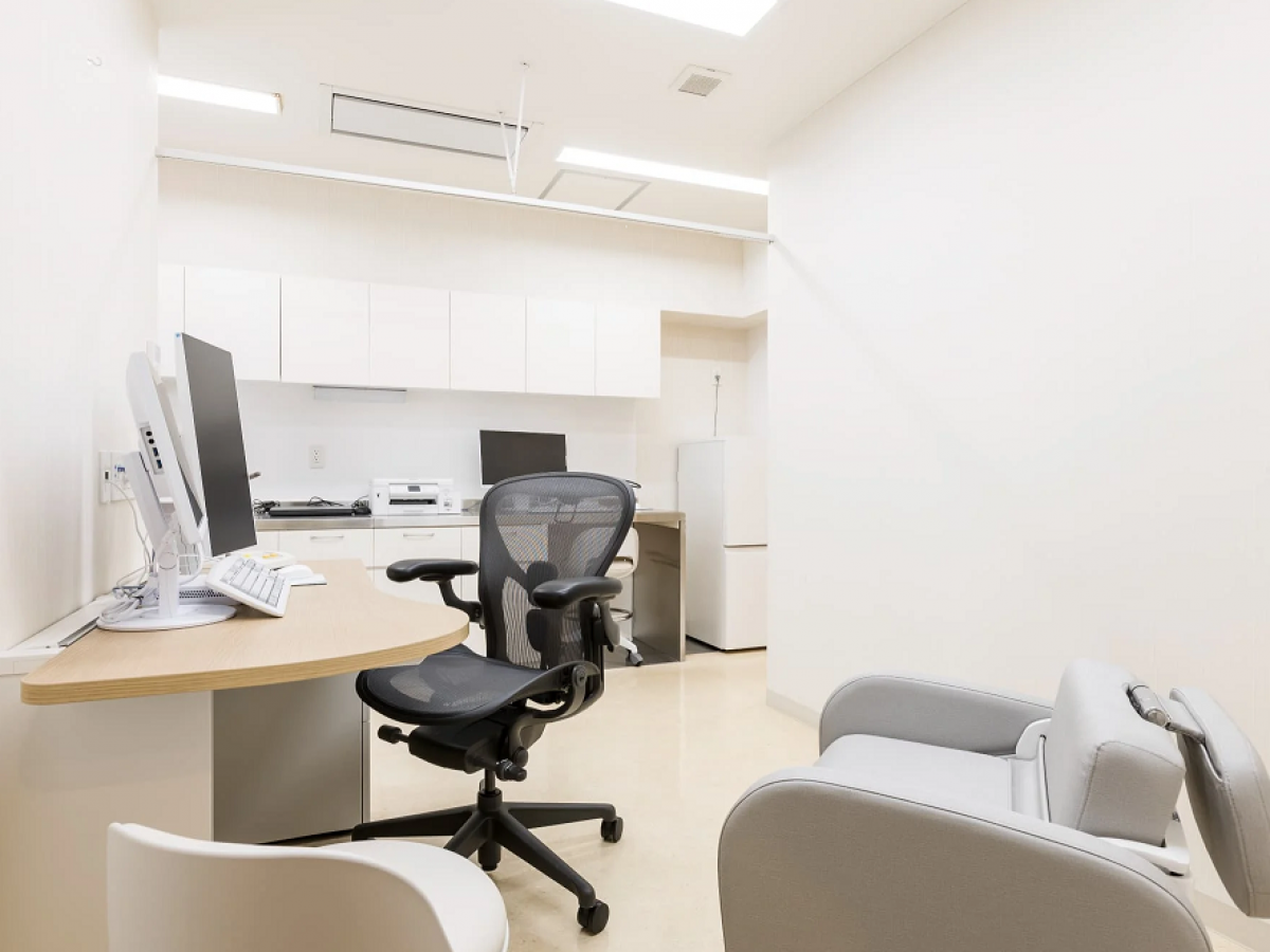 【納入事例】巣鴨駅前たかはし泌尿器科 様(東京都豊島区)|診察室・待合室・スタッフルーム・検査室にKOKUYO製品を採用